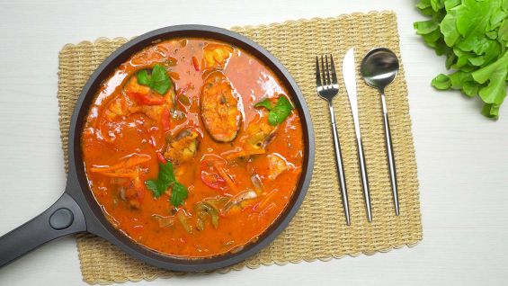 Рыба тушеная с овощами в томатном соусе