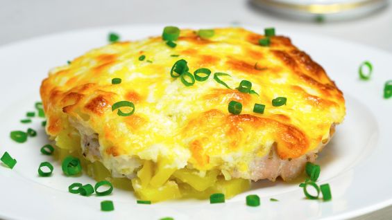Мясо по-французски с картофелем, помидорами и сыром
