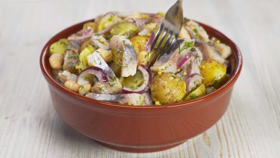 Картофельный салат с сельдью, белой фасолью и солеными огурчиками