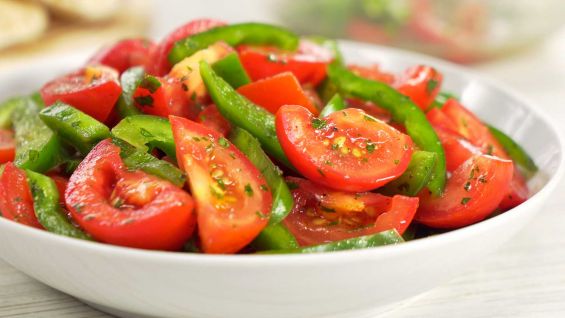 Сочный салат из сладкого зеленого перца с помидорами в ароматном соусе