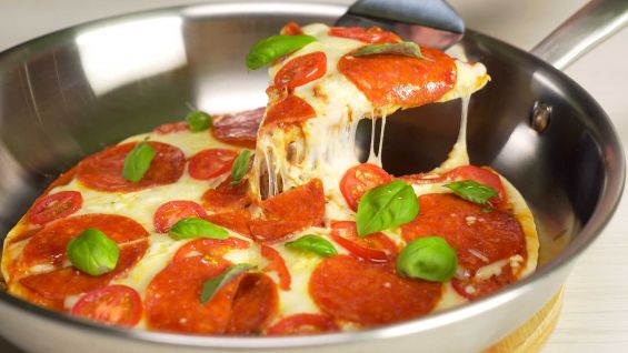 Пицца на сковороде. Итальянская кухня