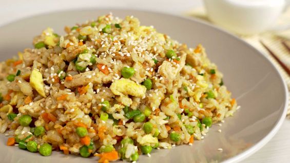 Как приготовить рис по-тайски с курицей и овощами
