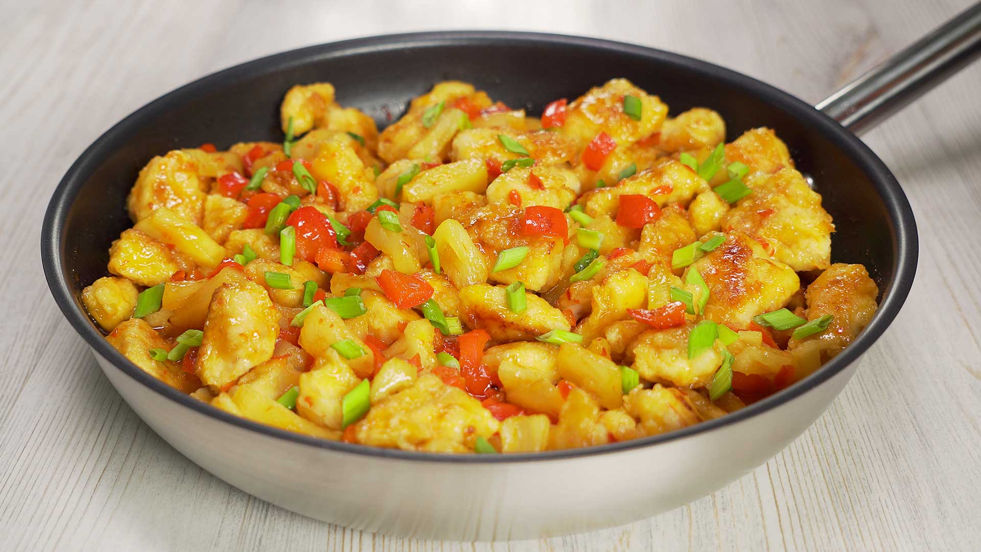 Куриная грудка с ананасами на сковороде. Курица по Азиатски с ананасами. Куриное филе с ананасами и паприкой. Филе с перцем и ананасами. Паназиатская курица с ананасом.