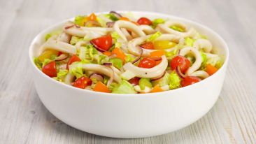 Теплый салат из кальмаров и овощей с пикантным соусом