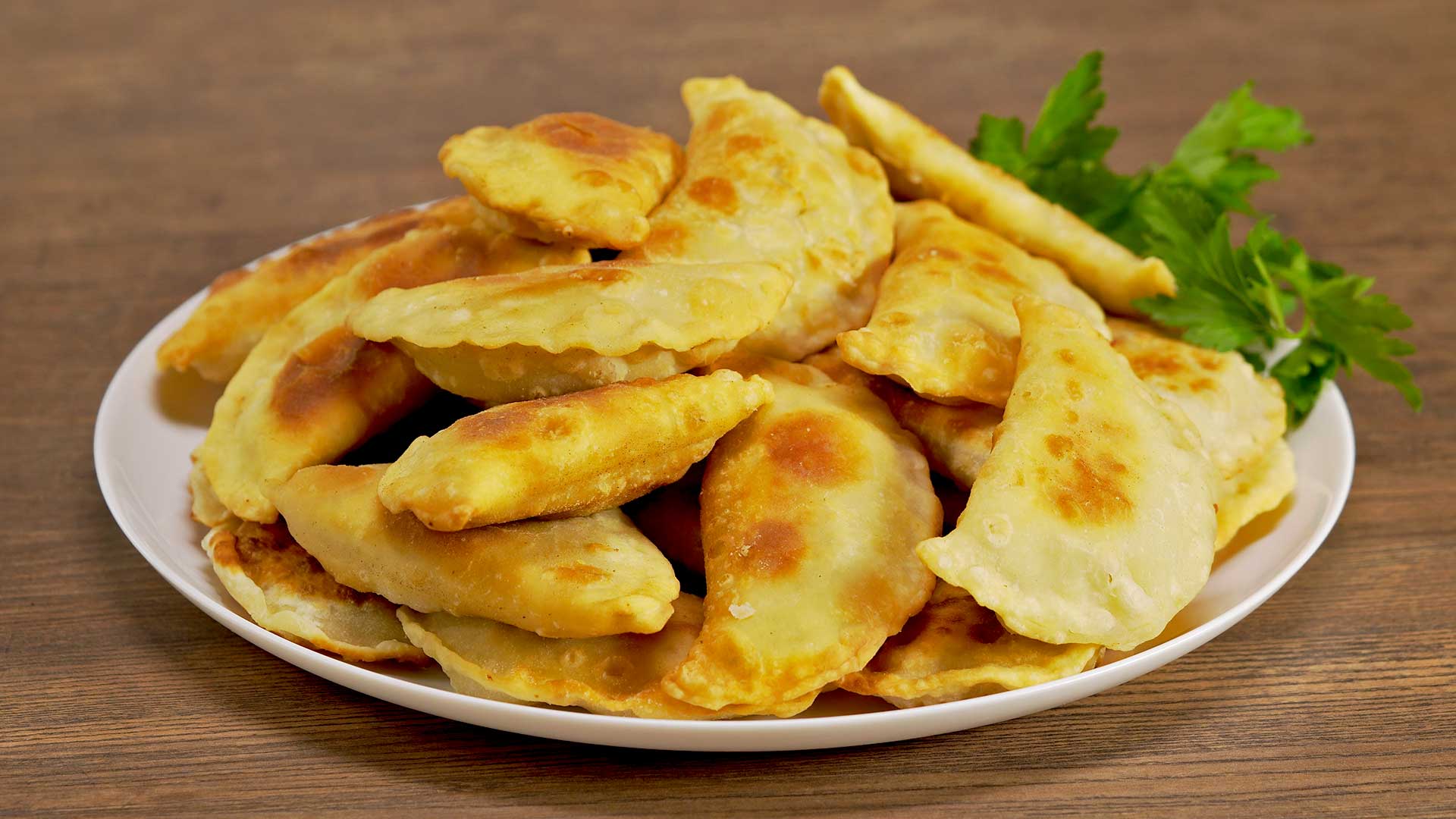 Жареные пирожки с мясом из пресного теста. Вкусные, с сочной... Пирожки с мясом из пресного теста на сковороде