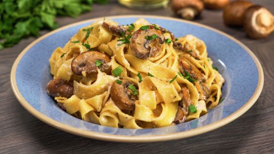 паста с грибами и курицей в сливочном соусе в мультиварке