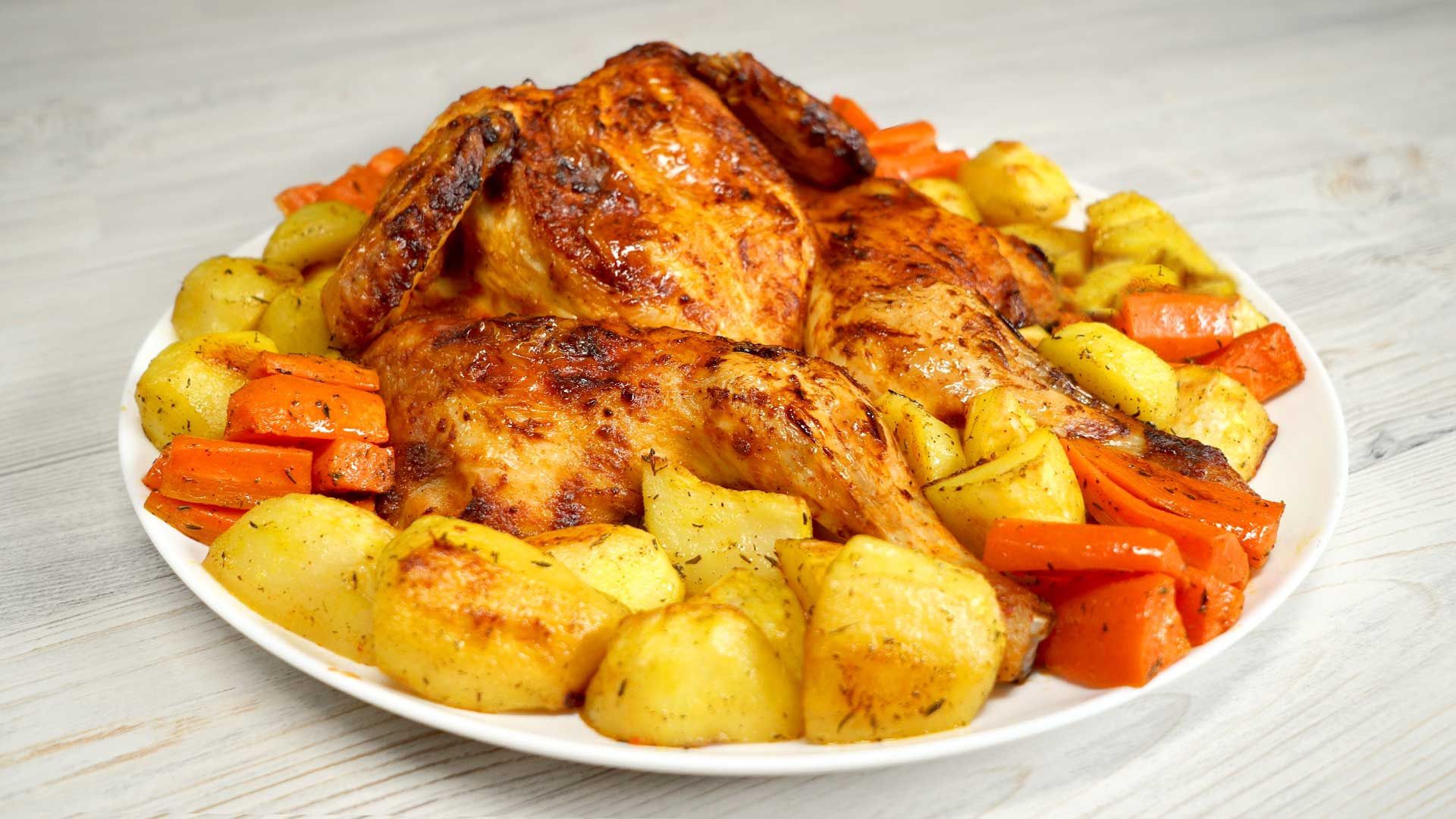 Курица по турецки. Картофель с курицей. Курица с картошкой по турецки. Запеченный картофель по-турецки.. Курица с овощами по турецки.