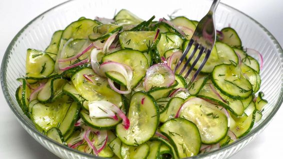 Как приготовить салат из огурцов с красным луком