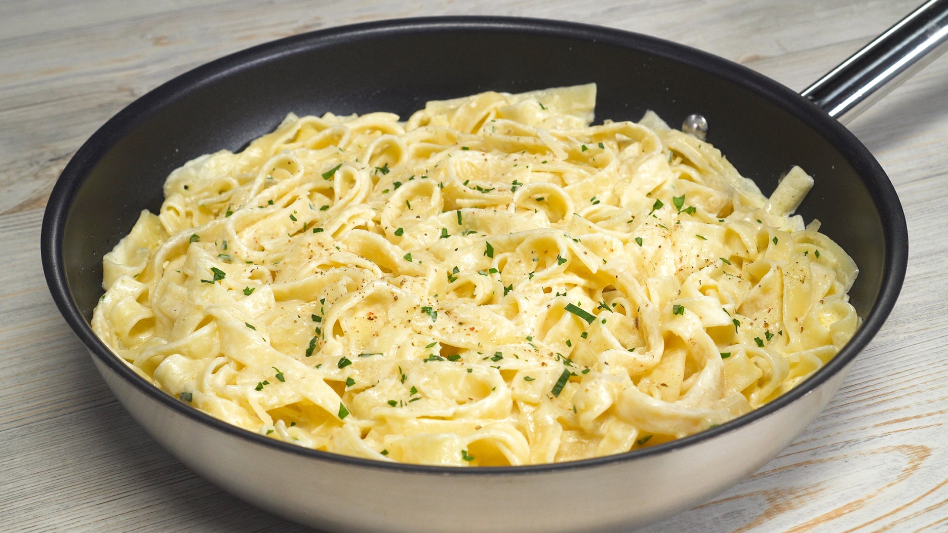 Блюдо паста Альфредо с курицей