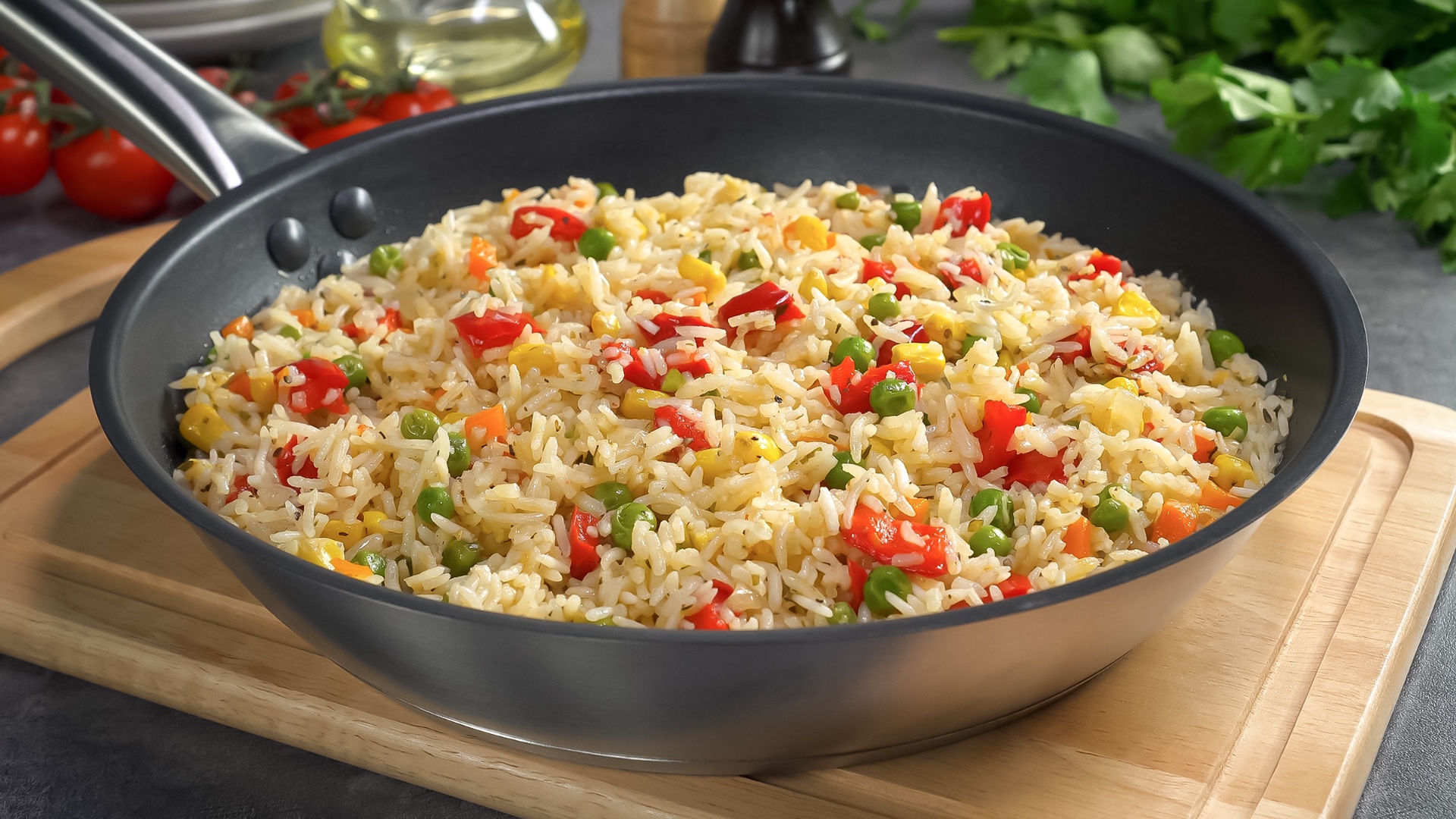 Рис с обжаренными овощами на сковороде